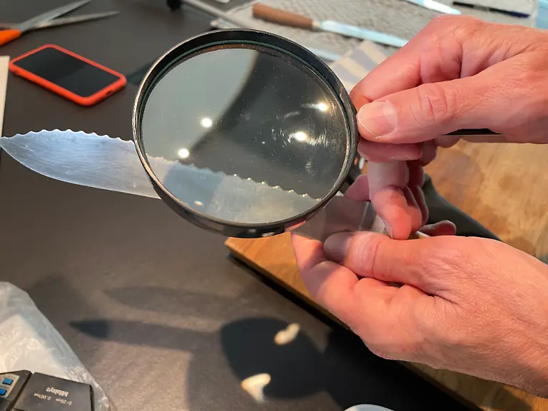 Messerschärfer Test Brotmesser unter der Lupe